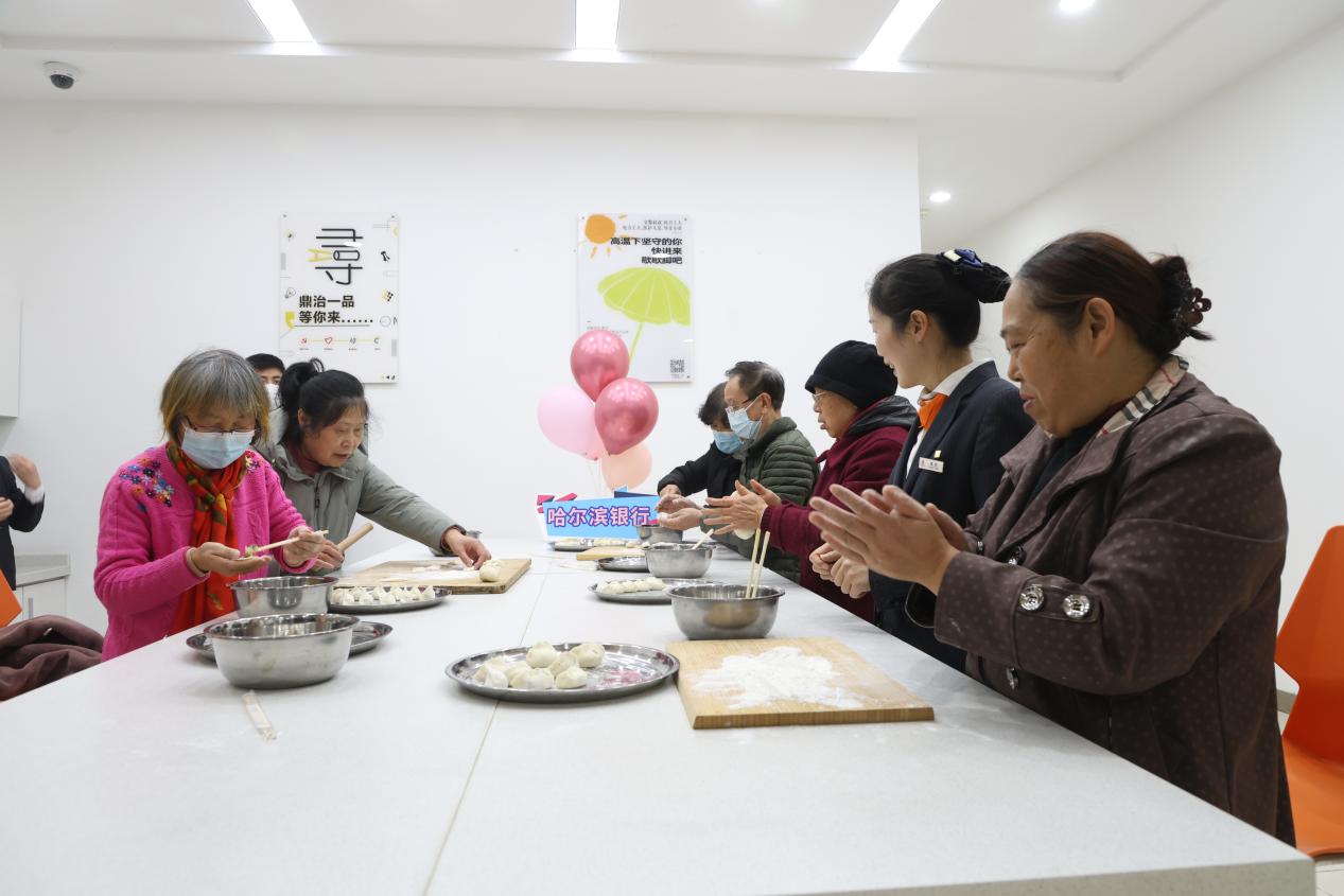 哈尔滨银行成都金沙支行：适老服务晋位升级 提供有温度的金融服务_fororder_31155E72-3EDF-4A75-A0EA-470D17392854