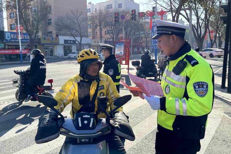 河北清苑：“文明交通”助力文明城区创建_fororder_清苑交警为外卖员普及交通安全知识。清苑区委宣传部供图