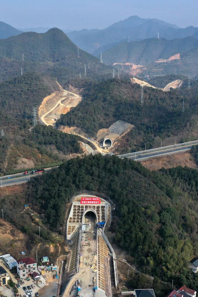 浙江：杭衢铁路全线隧道贯通