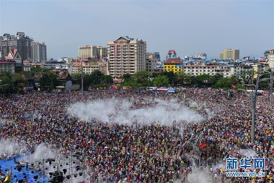 西双版纳：欢度泼水节