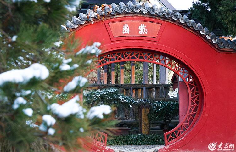 山东泰安：红墙白雪 步步皆景 雪后岱庙尽显别样美