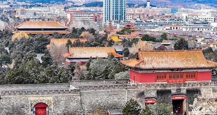 山东泰安：红墙白雪 步步皆景 雪后岱庙尽显别样美