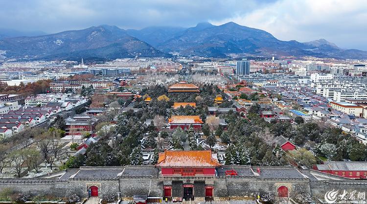 山东泰安：红墙白雪 步步皆景 雪后岱庙尽显别样美