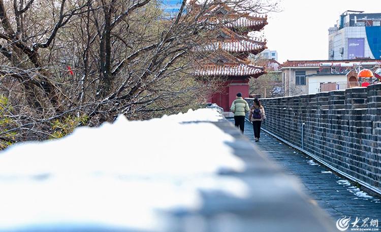 山东泰安：红墙白雪 步步皆景 雪后岱庙尽显别样美