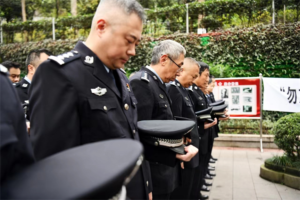 重庆市万州区公安局开展国家公祭日祭奠活动_fororder_图片2