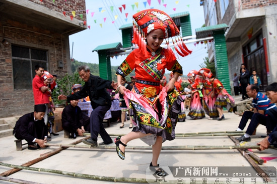 [焦点图、移动端、八桂大地百色、旅游文体]西林“三月三”山歌节吸引八方宾朋