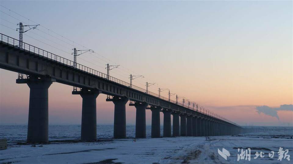 戈壁滩上的“拓路人” 湖北建设者“打开”疆煤外运“咽喉要道”