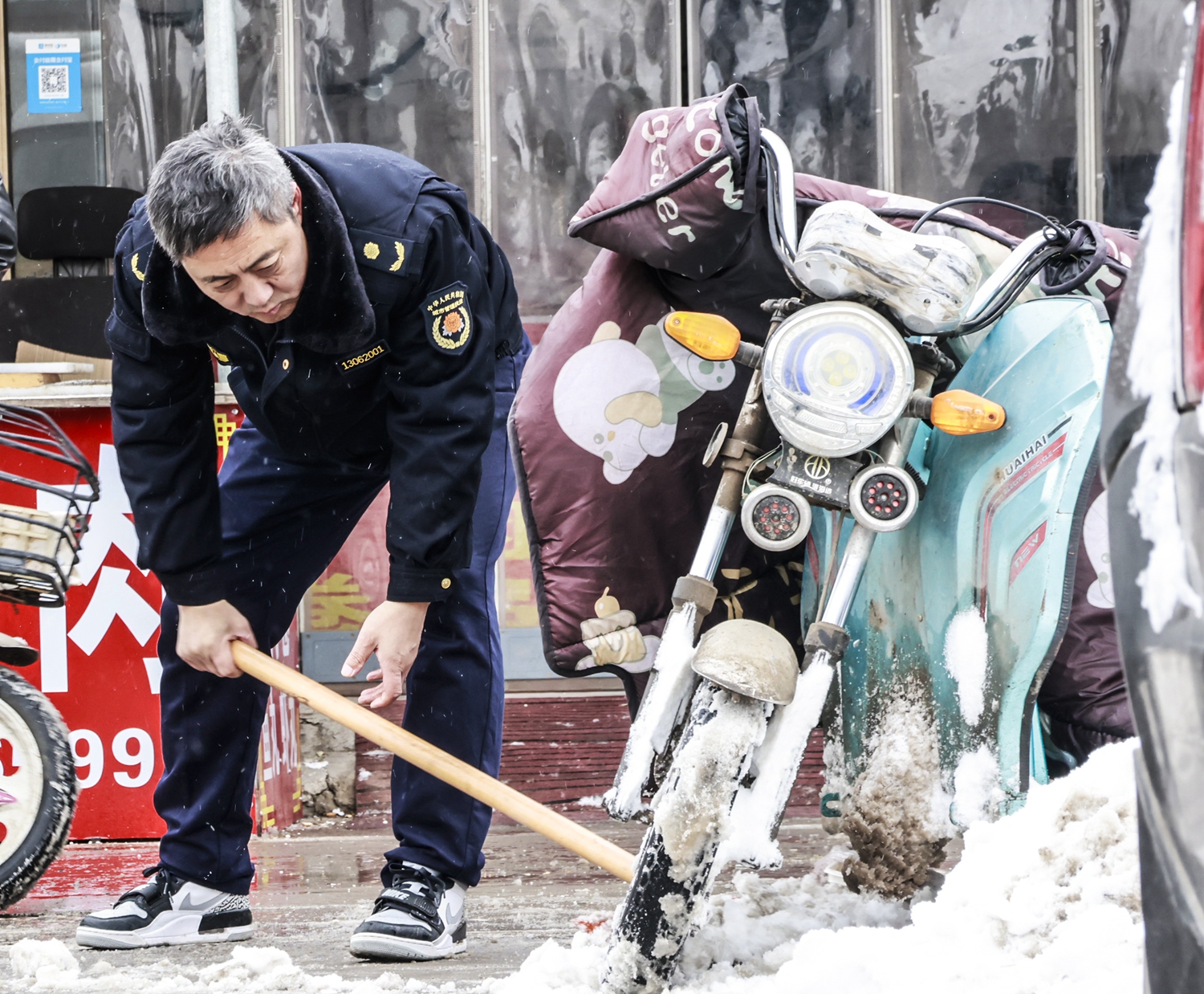 图片默认标题_fororder_满城区执法局党员干部清除城区冰雪 摄影 康胜