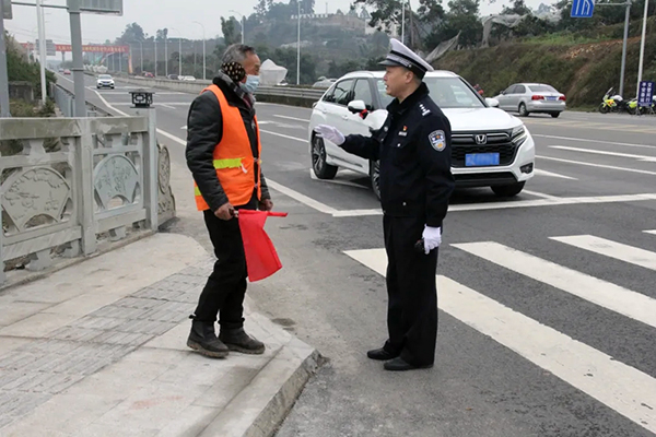 青神县公安局交通警察大队大队长刘建文：扎根一线 守好一方平安_fororder_刘建文在工作-供图-青神县公安局