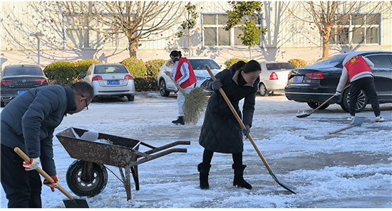 濮阳市台前县凤台街道开展扫雪铲冰行动 为群众清出“暖心路”_fororder_图片14