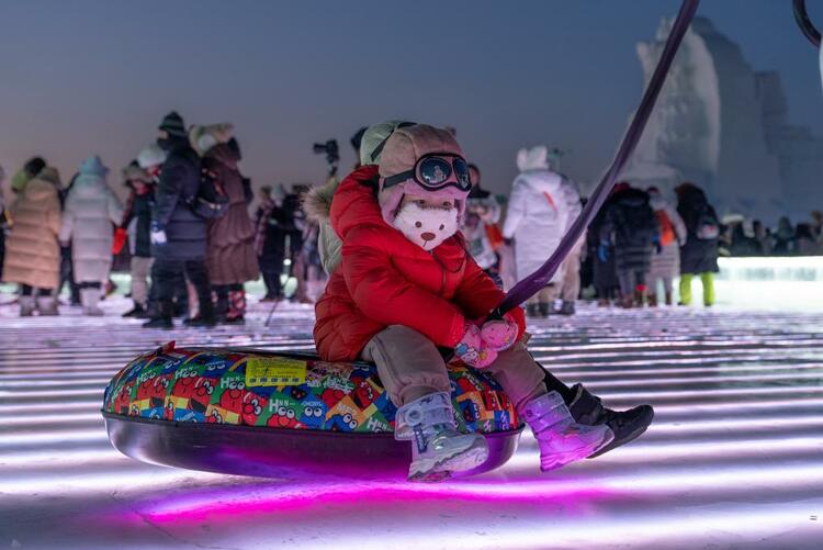 共赴“冰雪盛宴”！哈尔滨冰雪大世界正式开园