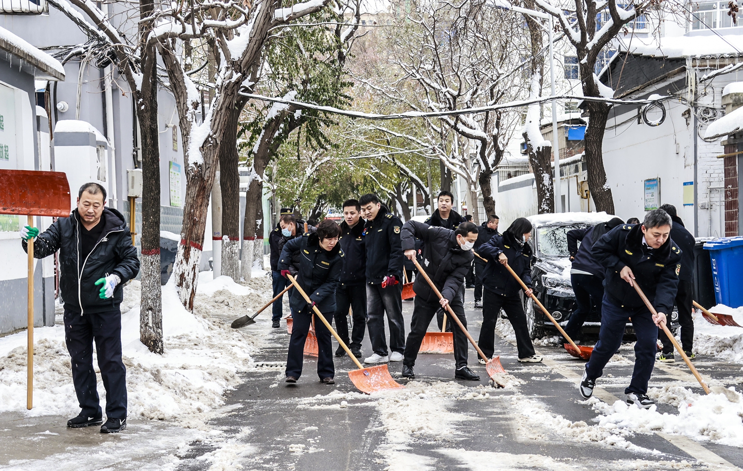 图片默认标题_fororder_满城区执法局党员干部清除冰雪 摄影 康胜