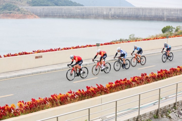 【汽车频道 资讯】首届盐田山海国际公路自行车赛迎寒流劲风顺利完赛