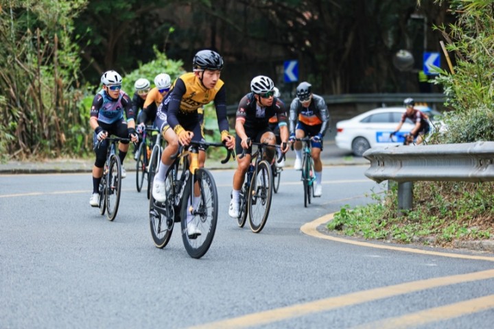 【汽车频道 资讯】首届盐田山海国际公路自行车赛迎寒流劲风顺利完赛