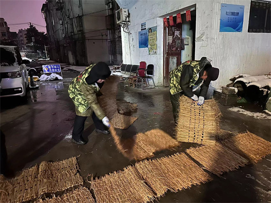 泰州海陵城中街道“橄榄绿”退役军人服务队积极开展扫雪除冰行动_fororder_图片1