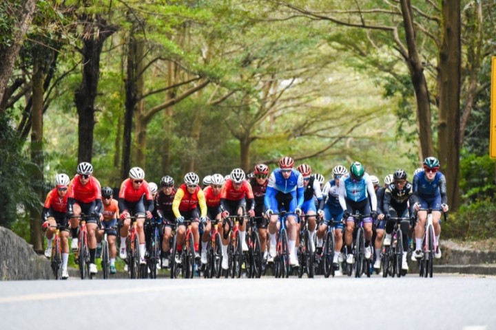 【汽车频道 资讯】首届盐田山海国际公路自行车赛迎寒流劲风顺利完赛