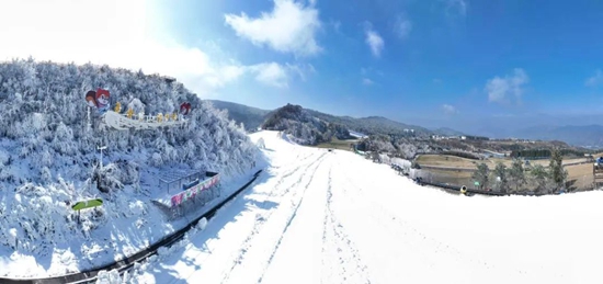 （供稿）体验冰雪上的“速度与激情” 贵州六盘水玉舍雪山滑雪场开门迎客_fororder_冰雪