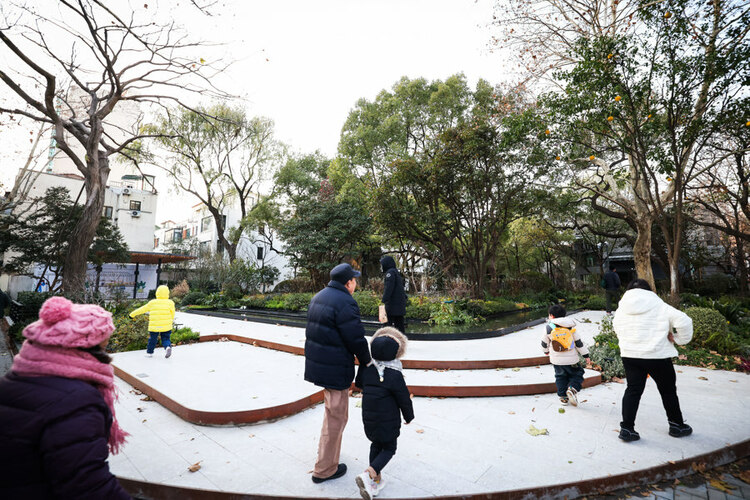 上海陕西北路上百年花园破墙透绿 辞书出版社旧址附属绿地对市民开放共享