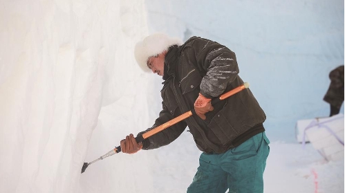 游客们在长春冰雪新天地体验冰雪娱乐项目_fororder_6