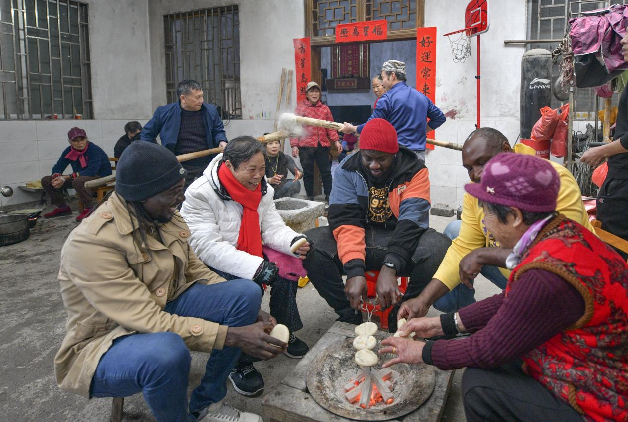 外国友人体验打糍粑喝油茶 沉浸式感受桂林乡村年味_fororder_图片6