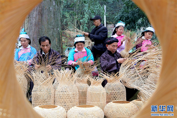 贵州榕江：赶制灯笼迎新年