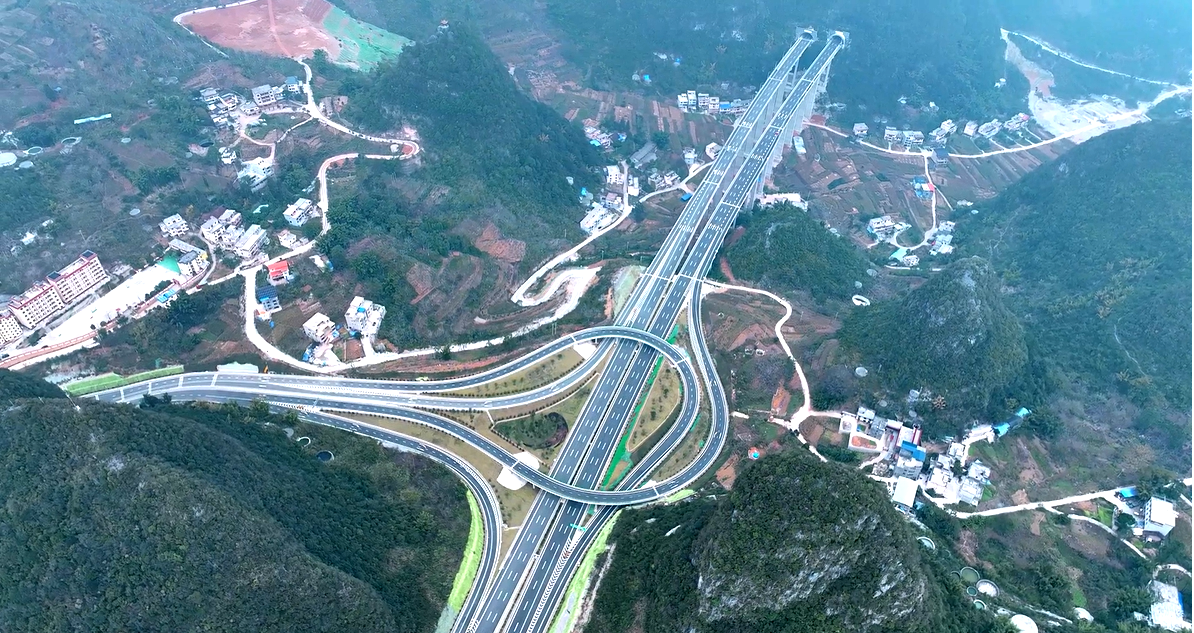 天峨经凤山至巴马高速公路建成通车_fororder_图片2