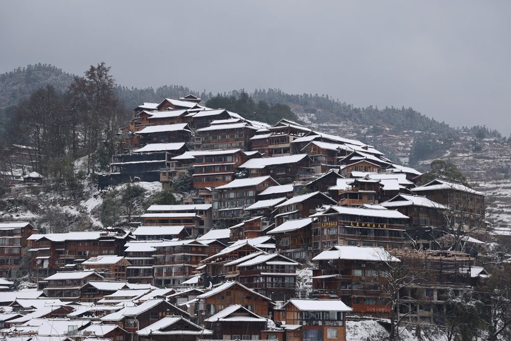 贵州雷山西江千户苗寨迎来降雪  冬日雪景如画_fororder_1月22日，贵州省雷山县西江千户苗寨迎来2024年第一场降雪。图为苗寨梦幻般的雪景。7