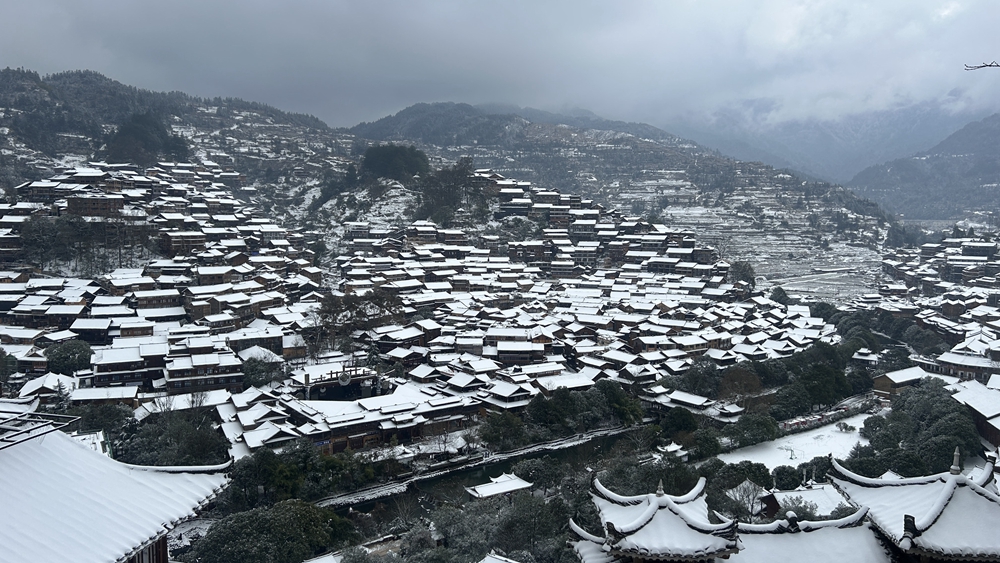 贵州雷山西江千户苗寨迎来降雪  冬日雪景如画_fororder_1月22日，贵州省雷山县西江千户苗寨迎来2024年第一场降雪。图为苗寨梦幻般的雪景。