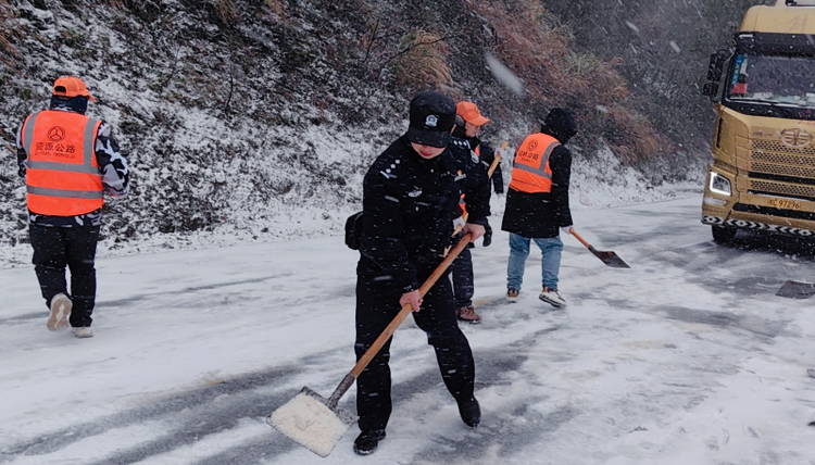 广西各地公安民警闻“雪”而动迎寒而上 全力护航人民群众生命财产安全_fororder_图片3