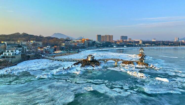 葫芦岛海岸出现大面积冰凌