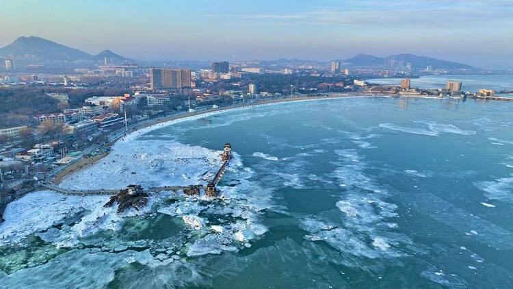 葫芦岛海岸出现大面积冰凌