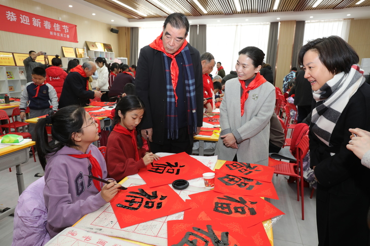 石家庄新华区：发挥“五老”余热 助力儿童成长_fororder_微信图片_20240126164117