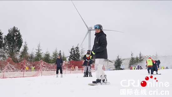 “贵州山居丨沐山风•踏雪‘黔’行”网络传播接力活动在贵阳举行_fororder_滑雪1