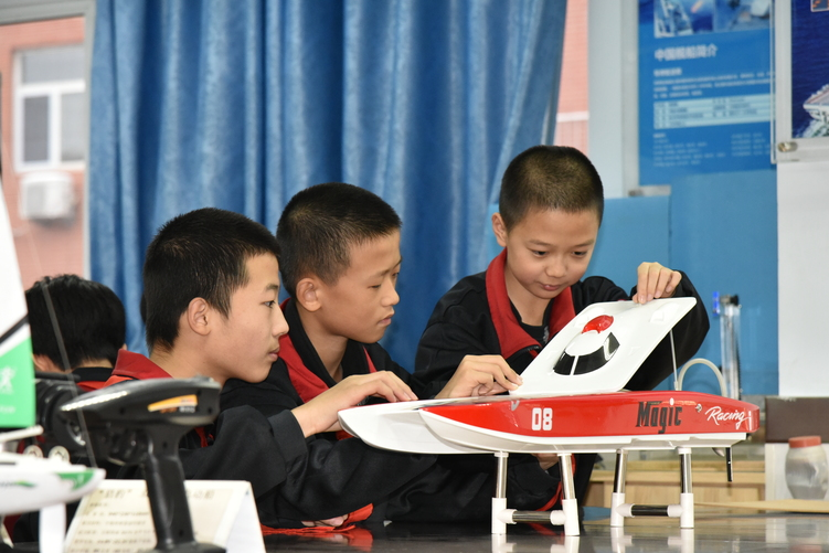 Shijiazhuang Yuhua: Primary and Secondary Students Immerse Themselves in Charms of Science and Technology_fororder_图片24