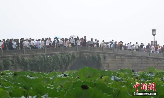 国庆假期次日出游人数上升 旅游接待人数超1亿人次