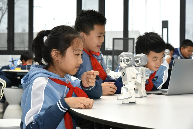 Shijiazhuang Yuhua: Primary and Secondary Students Immerse Themselves in Charms of Science and Technology_fororder_图片26