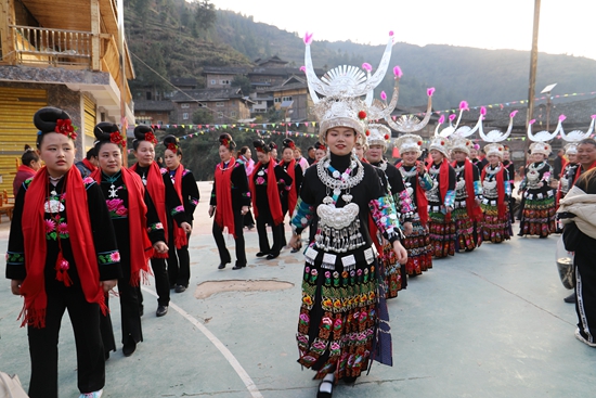 贵州雷山：拦门酒、跳芦笙、打糍粑 方祥乡水寨村欢乐过苗年_fororder_图为水寨村的高排芦笙舞