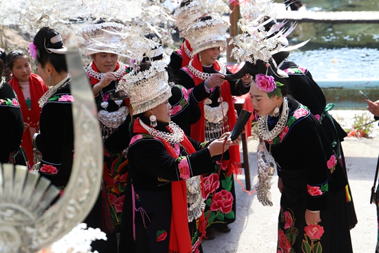 贵州雷山：拦门酒、跳芦笙、打糍粑 方祥乡水寨村欢乐过苗年_fororder_图为水寨苗年拦门酒2