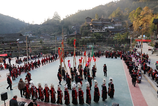 贵州雷山：拦门酒、跳芦笙、打糍粑 方祥乡水寨村欢乐过苗年_fororder_图为水寨苗年跳芦笙