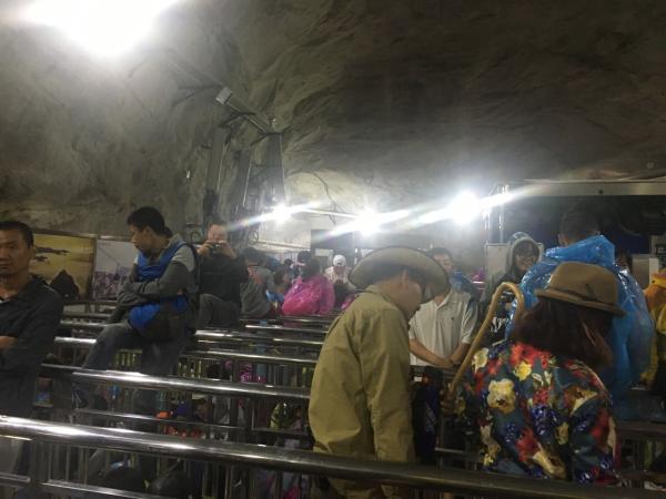 华山突发8-9级大风 索道停运多旅客深夜滞留山顶