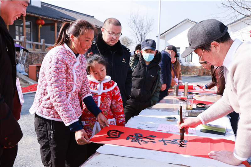 信阳商城：赏民俗 写春联 送福气 欢欢喜喜迎新春_fororder_游人前来领春联.JPG