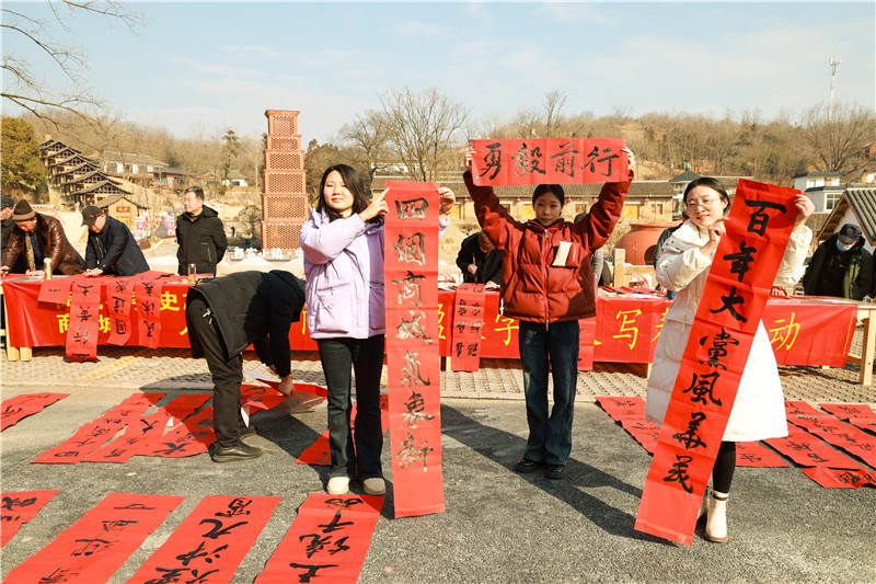 信阳商城：赏民俗 写春联 送福气 欢欢喜喜迎新春_fororder_桃符展现新气象.JPG