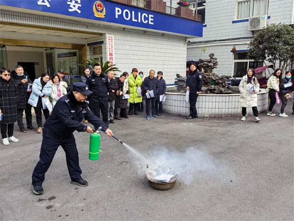 重庆开州公安开展警营开放日活动 群众沉浸式体验派出所真实情“警”_fororder_图片2