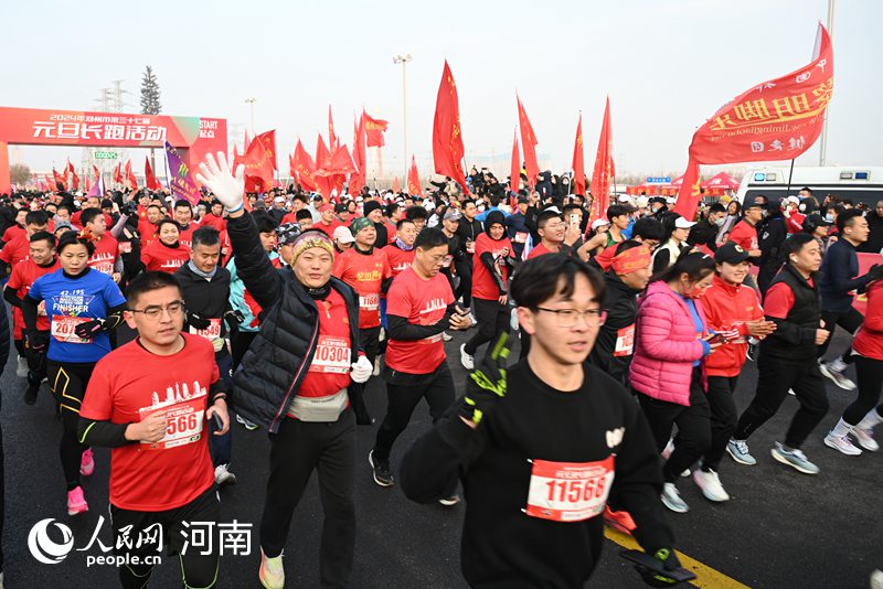 河南郑州：万名群众长跑健身迎新年