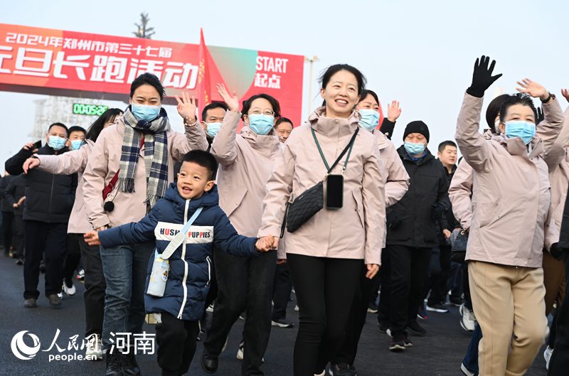 河南郑州：万名群众长跑健身迎新年