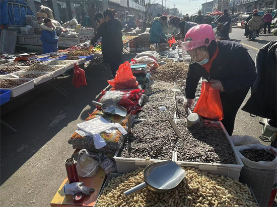 炸馓子、蘸糖葫芦、芝麻盐……“热气腾腾”的济南年集里，我们又被“治愈”了