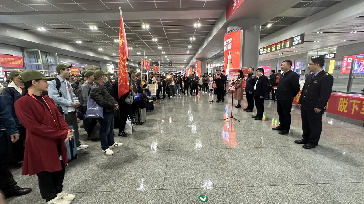 广西迎来今年首趟返乡专列 130名在粤务工退役军人及家属顺利抵邕_fororder_图片4