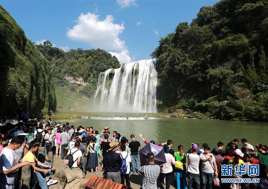 国庆长假过半 各地景区迎客流高峰