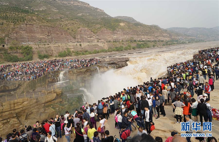 国庆长假过半 各地景区迎客流高峰