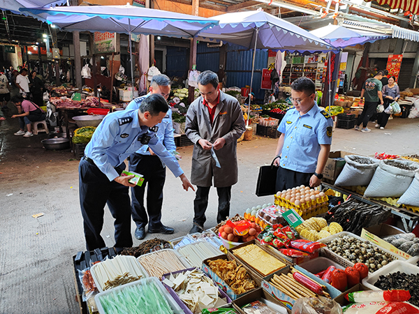 四川公安：五个关键词回眸食药环侦部门的2023年_fororder_民警开展工作-供图-四川省公安厅